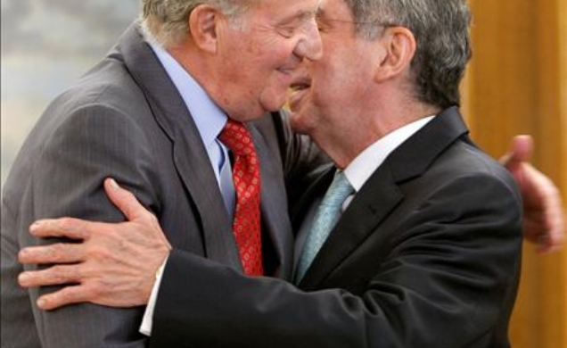 Saludo entre Don Juan Carlos y el Presidente de Costa Rica