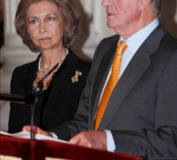 Don Juan Carlos, durante sus palabras, junto a Doña Sofía