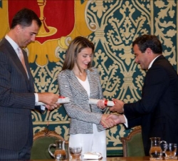 Los Príncipes reciben de manos del alcalde de Cuenca el nombramiento de Alcalde y Alcaldesa Honorarios de la ciudad