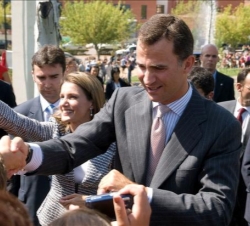 Don Felipe y Doña Letizia saludan a los numerosos ciudadanos que les ofrecieron una calurosa bienvenida