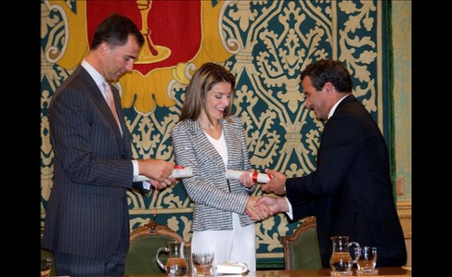 Los Príncipes reciben de manos del alcalde de Cuenca el nombramiento de Alcalde y Alcaldesa Honorarios de la ciudad