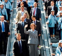 Su Majestad la Reina junto a los voluntarios de EXPOAGUA, durante su visita al exposición.