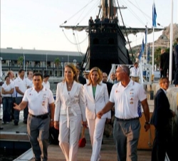 Sus Altezas Reales las Infantas Doña Elena y Doña Cristina acompañadas por el director del equipo Telefónica, Pedro Campos