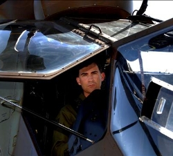 Don Felipe a los mandos del helicóptero Tigre, momentos antes de iniciar el vuelo