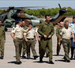 Su Alteza Real, acompañado por personal del Batallón, tras un vuelo copilotando un helicóptero Tigre