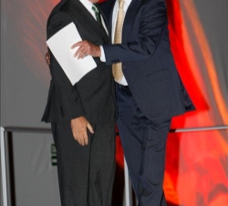 Su Majestad es saludado por el presidente de Mapfre, José Manuel Martínez