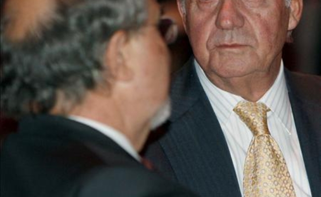 Don Juan Carlos, junto al vicepresidente segundo del Gobierno y ministro de Economía y Hacienda