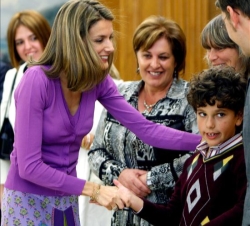 Doña Letizia saluda a un niño durante la audiencia