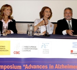La Reina, en la mesa presidencial junto a los ministros de Ciencia e Innovación y Sanidad y Consumo