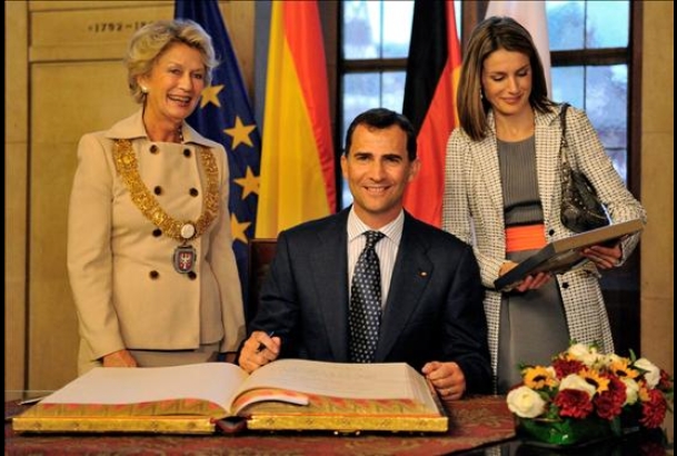 Los Príncipes de Asturias, durante la firma en el Libro de Honor de Frankfurt, junto a la alcaldesa de la ciudad, Petra Roth