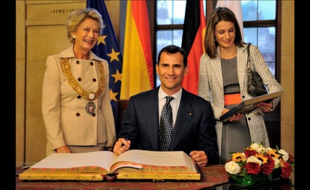 Los Príncipes de Asturias, durante la firma en el Libro de Honor de Frankfurt, junto a la alcaldesa de la ciudad, Petra Roth