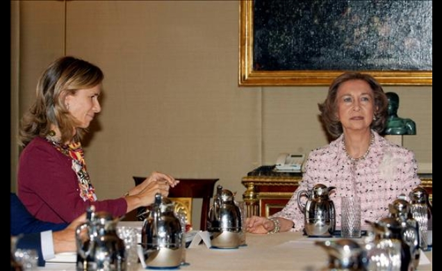Su Majestad la Reina acompañada por la ministra de Ciencia e Innovación, Cristina Garmendia, durante la reunión