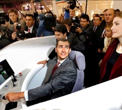 Don Felipe, en presencia de Doña Letizia, prueba un simulador de una cabina de tren de la compañia CAF