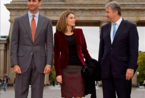 Sus Altezas Reales los Príncipes de Asturias en compañia del alcalde-presidente de Berlín, Sr. Klaus Wowereit, en la Puerta de Brandemburgo