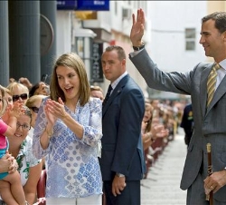 Sus Altezas Reales los Príncipes de Asturias saludan al público que se congregaba a su llegada a la calle Real