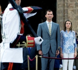Don Felipe y Doña Letizia presencian el desfile con motivo del acto institucional conmemorativo de las Cortes Generales y Extraordinarias de la Real V