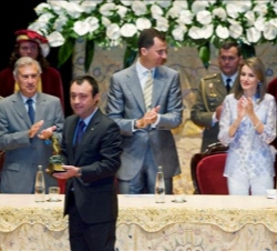 Don Felipe en presencia de Doña Letizia, entrega el Premio 'Cortes de la Real Isla de León 1810, a los valores Constitucionales y Defensa de las L