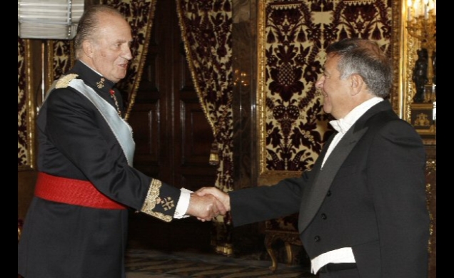 Su Majestad recibe el saludo del embajador de República del Líbano, Sr. Choucri Fathalla Abboud