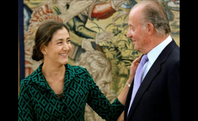 Su Majestad el Rey conversa con la Sra. Ingrid Betancourt durante la audiencia