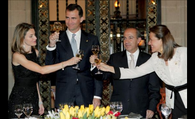 Sus Altezas Reales brindan con el Presidente  Mexicano y su esposa, durante la cena de honor que les ofrecieron en el Palacio Nacional de México