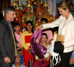 Su Alteza Real, junto a monseñor Enrique Figaredo, tras ser obsequiada con un bolso de seda bordado con el lema Esperanza con Camboya