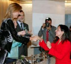 Doña Cristina hace entrega del galardón a Esther Koplowitz