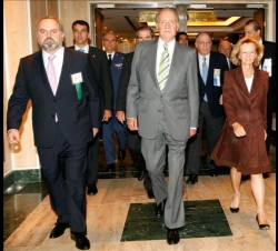 Su Majestad el Rey, junto a la ministra de Administraciones Públicas, y el presidente del Grupo Prisa y del Comité Anfitrión de la Sociedad Interameri