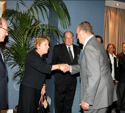 Su Majestad el Rey saluda a los asistentes a la 64ª Asamblea General de la Sociedad Interamericana de Prensa