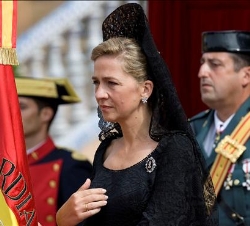 Doña Cristina junto a la Enseña Nacional que entregó a la Guardia Civil