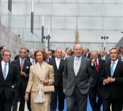 Sus Majestades los Reyes acompañados por el presidente de Telefónica, César Alierta, y el arquitecto Rafael de La Hoz