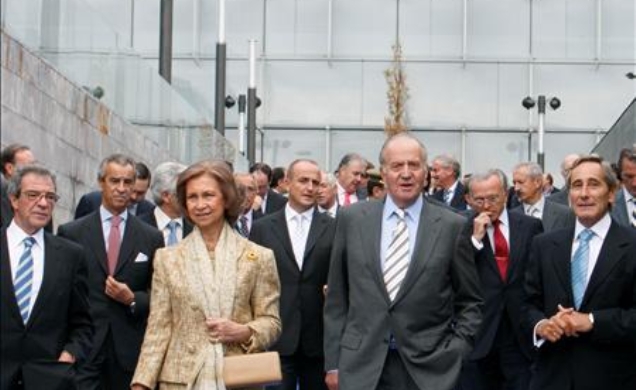 Sus Majestades los Reyes acompañados por el presidente de Telefónica, César Alierta, y el arquitecto Rafael de La Hoz