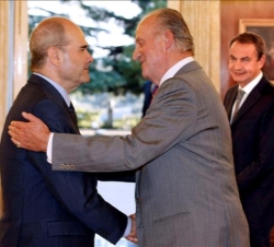 Don Juan Carlos recibe el saludo del presidente del Partido Socialista Obrero Español, Manuel Chaves, en presencia del secretario general del PSOE y p