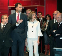 Los Príncipes, a su paso por la redacción, atienden a las explicaciones del director de Informativos, José María Izquierdo, en presencia del consejero