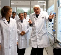 Doña Sofía, durante su recorrido por las instalaciones