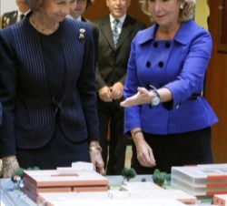 La Reina atiende a las explicaciones de la presidenta de la Comunidad de Madrid