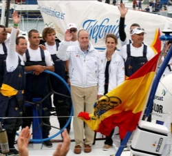 Don Juan Carlos y la Infanta Elena acompañados por la tripulación del Telefónica Azul