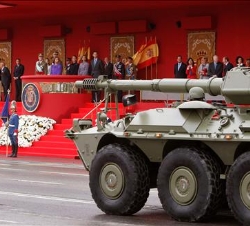Efectivos de la agrupación acorazada y mecanizada a su paso ante la tribuna principal
