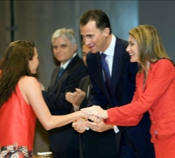 Sus Altezas Reales hacen entrega del galardón a uno de los premiados