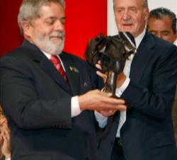 Don Juan Carlos entrega el premio al presidente de Brasil, Luiz Inácio Lula da Silva