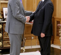 Don Juan Carlos saluda al Secretario General del Consejo de Cooperación de los Países Árabes del Golfo, Abdul Rahmad Bin Hamad Al- Attiyah