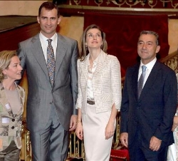 Los Príncipes de Asturias acompañados por el presidente del Gobierno de Canarias, Paulino Rivero y su esposa, Ángela Mena, y la alcaldesa de La Laguna