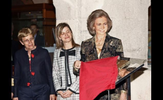 Su Majestad descubriendo la placa conmemorativa