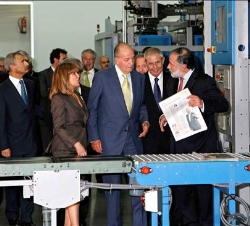 Don Juan Carlos observa una edición del periódico