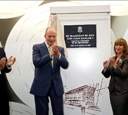 Don Juan Carlos descubre la placa conmemorativa del centenario