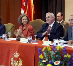 Su Majestad la Reina en la mesa presidencial