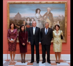 Su Majestad el Rey junto a la presidenta de la Sociedad Estatal de Conmemoraciones Culturales (SECC), la ministra de la Vivienda, el presidente del Co