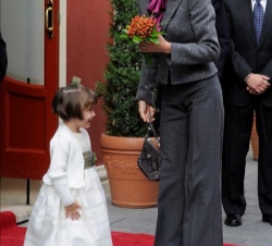 Su Alteza Real la Princesa de Asturias recoge un ramo de flores que le entrega una niña a su llegada al Teatro