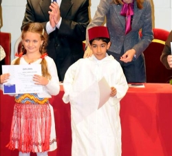 Doña Letizia junto al ministro de Cultura, tras hacer entrega del Premio a unos de los niños ganadores