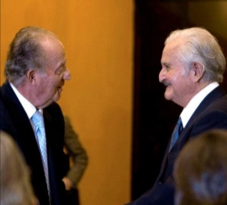 Su Majestad el Rey saluda al escritor Carlos Fuentes a su llegada al Real Alcazar de Sevilla