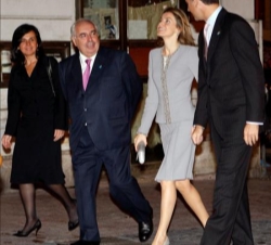 Don Felipe y Doña Letizia junto al presidente del Principado de Asturias y su esposa, a su llegada a la exposición